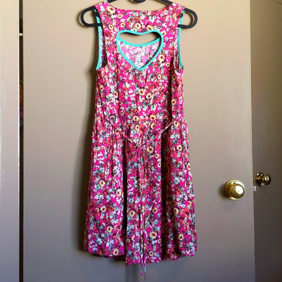 Floral Dress with Pockets 🩵 Detail on Back 😍 - Picture 2 of 4